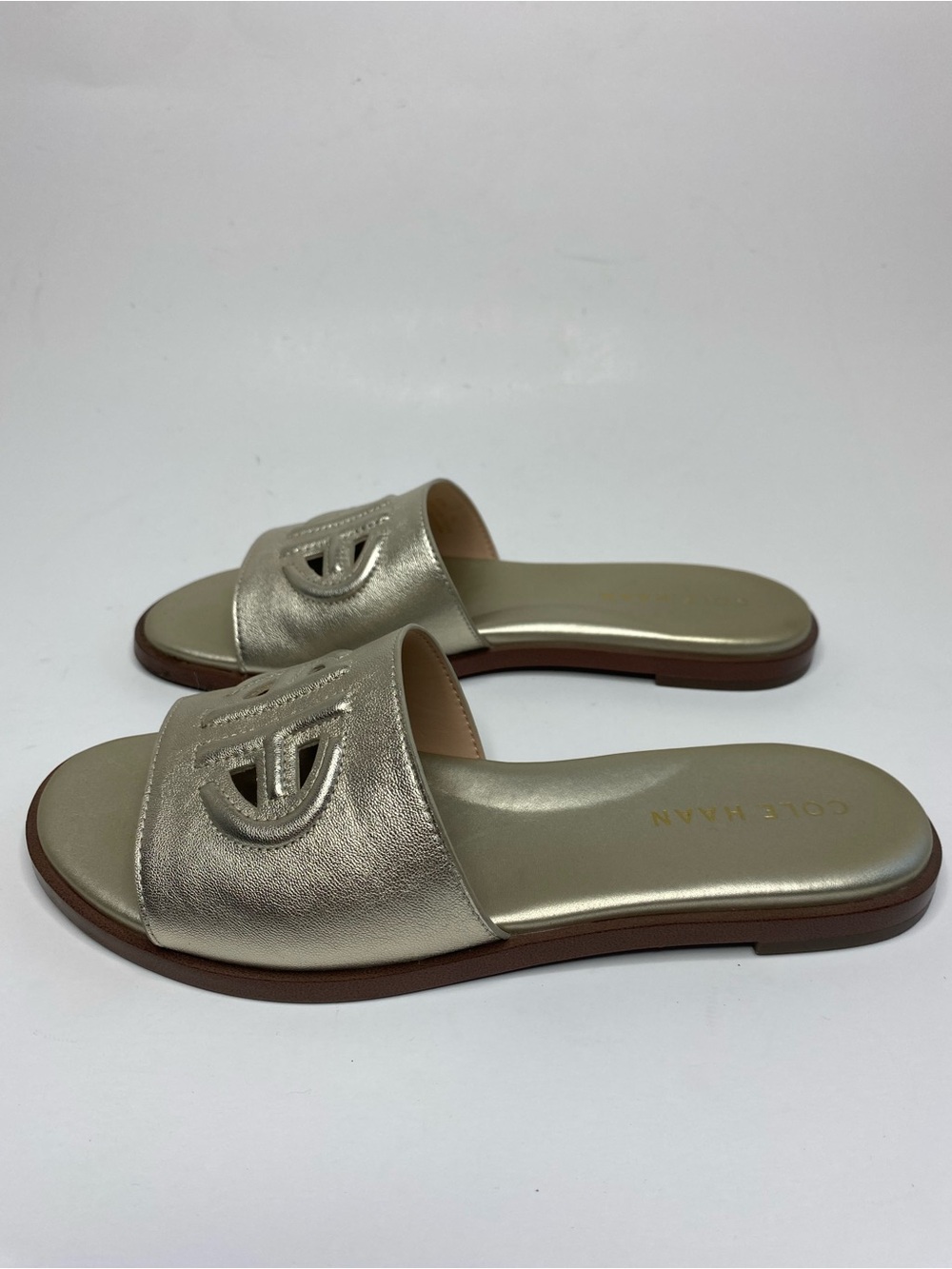 COLE HAAN FLYNN LEATHER GOLD LOGO
SLIDE SANDAL Size 5 - Picture 4 of 6